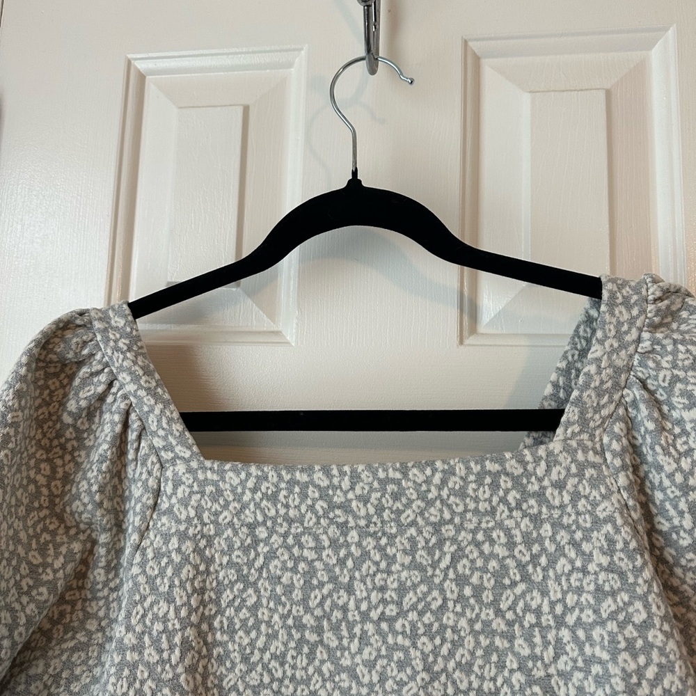 LOFT Square Neck Puff Sleeve Top. Size M - Picture 4 of 5